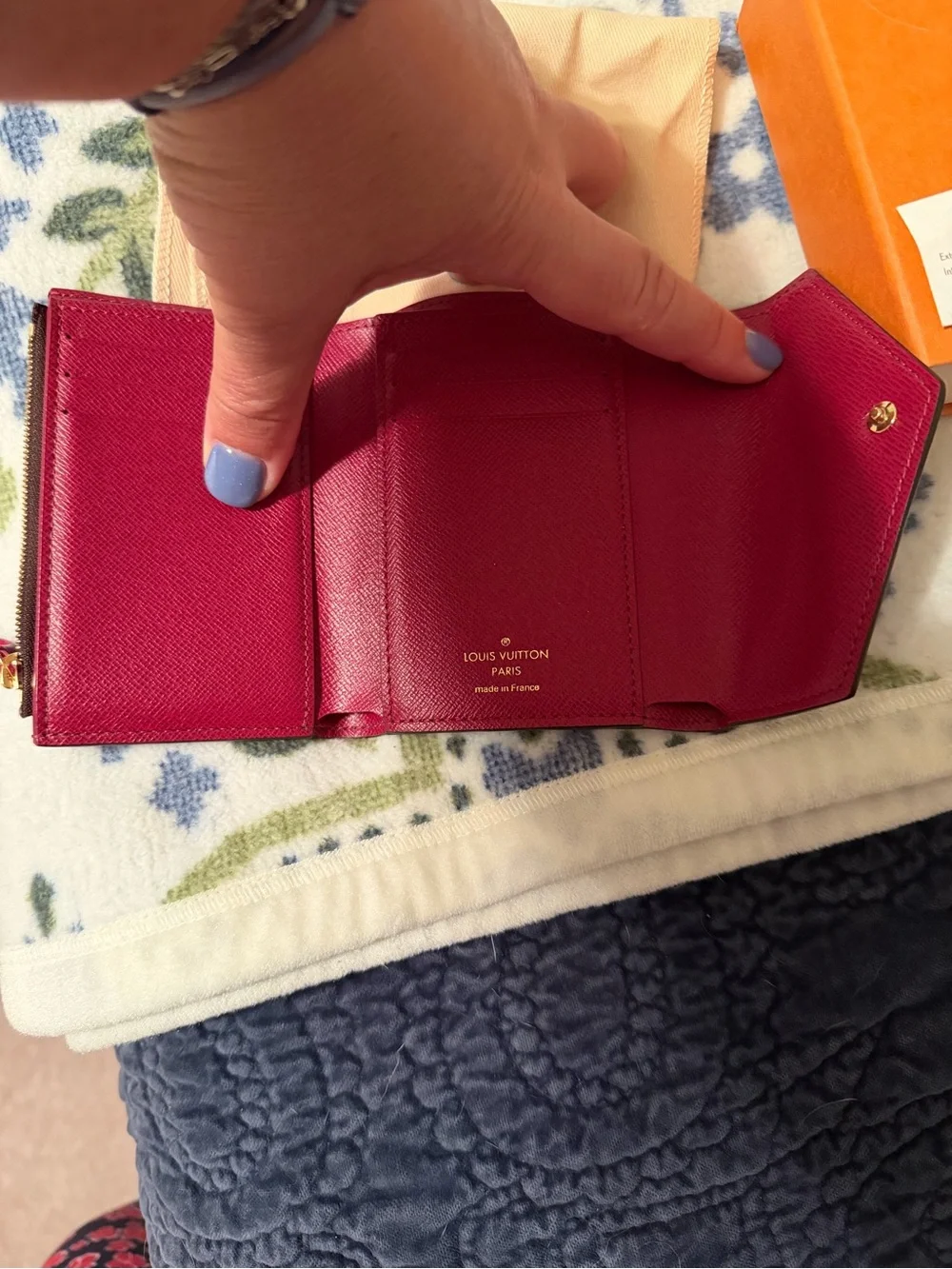 Louis VuittonVictorine small wallet. Fuchsia inside. Excellent condition